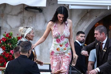 Kendall Jenner sube a un barco antes de la boda del fundador de Amazon, Jeff Bezos, y la periodista Lauren Snchez.
