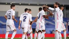 Los jugadores del Real Madrid celebran el gol de Vinicius.