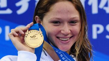 La medallista bielorrusa Aliaksandra Herasimenia, sostiene su medalla de oro en el podio durante la ceremonia de entrega de premios de la prueba femenina de natación de 100 metros libres de los Campeonatos del Mundo de la FINA, en el estadio cubierto del Centro Deportivo Oriental de Shanghái, el 29 de julio de 2011.