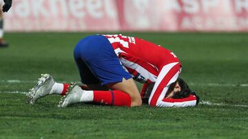 Jo&atilde;o F&eacute;lix se lamenta sobre el terreno de juego. 