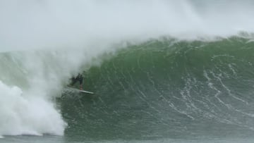 Surfista entubado en Mundaka el 9 de diciembre del 2025