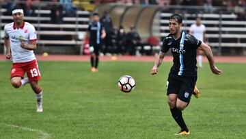 Fútbol, Deportes Valdivia vs Magallanes.
Campeonato Loto Primera B.
Los jugadores de ambos equipos disputan el balon, durante el partido por el campeonato de Primera B disputado en el Parque Municiapal de Valdivia.
Valdivia, Chile.
07/10/2016
Miguel Angel Bustos/Photosport**********