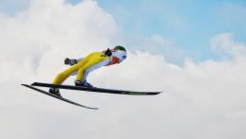 El esloveno Peter Prevc durante la tercera etapa del Torneo de los Cuatro Trampolines, celebarda en Innsbruck. 