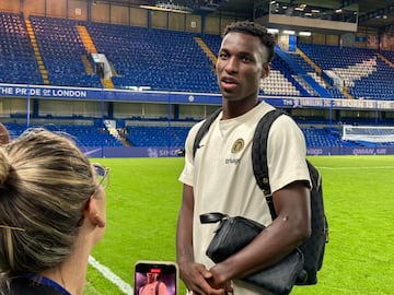 Nicolas Jackson, jugador del Chelsea, atienda a AS sobre el césped de Stamford Bridge tras el partido de Premier League ante el Luton Town.