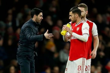 Arteta y Ceballos hablan durante un partido en febrero de 2020.