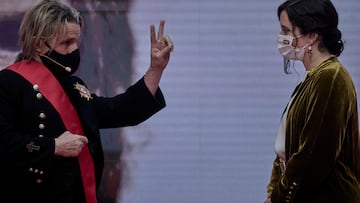 (Foto de ARCHIVO)
EP- Selección fotos 2021: La presidenta de la Comunidad de Madrid, Isabel Díaz Ayuso (d), entrega la Gran Cruz de la Orden del Dos de Mayo al músico Nacho Cano, durante la ceremonia de imposición de Medallas de la Comunidad de Madrid y condecoraciones de la Orden del Dos de Mayo, con motivo del Día de la Comunidad de Madrid, a 2 de mayo de 2021, en Madrid (España). La Real Casa de Correos, sede del Gobierno regional, ha acogido este domingo la ceremonia de entrega de las Medallas y Condecoraciones de la Orden del Dos de Mayo, con motivo de la Festividad de la Comunidad de Madrid, a la que han acudido autoridades, representantes de la sociedad civil, expresidentes de la Comunidad de Madrid y candidatos de los distintos partidos a las elecciones a excepción de los de Unidas Podemos.
EUROPA PRESS/J. Hellín. POOL / Europa Press
02 MAYO 2021;NACHO CANO;COMUNIDAD DE MADRID;MADRID;PUERTA DEL SOL
02/5/2021