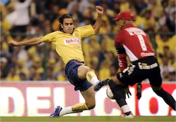 ‘Santi’ Fernández es más recordado por su terrible actuación en el Pre Olímpico del 2008 que por su rendimiento en la Primera División. Fue otro delantero que debutó a los 18 años pero hasta el 2007 tuvo actividad constante con el América, aunque nunca se consolidó. Se fue a Toluca en donde sólo anotó tres goles en un año. Posteriormente ocurrió el bochornoso partido de México en contra de Haití, en donde el Tri se quedó sin boleto para los Juegos Olímpicos del 2008. Fernández falló varias oportunidades claras en ese encuentro y la crítica fue muy fuerte. Un año después de aquel suceso y tras jugar solo dos partidos con Puebla en el Clausura 2009, se retiró.