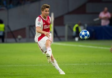 El mediocampista es una de los canteranos del Ajax que se prepara par ala siguiente temporada con la ausencia de varios jugadores, entre ellos De Jong y De Ligt. A sus 21 años ya ha disputado 21 encuentros con el primer equipo y podría ser figura en esta temporada 2019/20