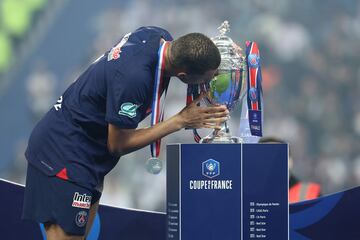 Kylian Mbappé, consigue la Copa de Francia con el PSG tras ganar al Olympique de Lyon.