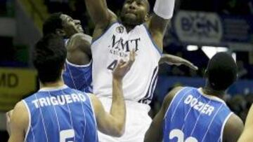 <b>'MATADOR'. </b>Slaughter machaca el aro del Cajasol ante la impotencia de Triguero y Dozier.