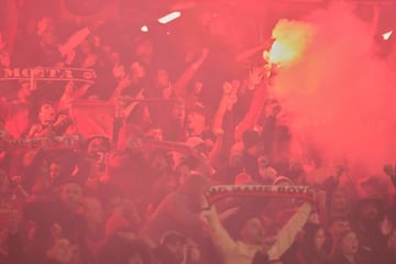 El rbitro alemn detiene el encuentro por las bengalas y el humo en uno de los fondos del estadio Do SL Benfica.