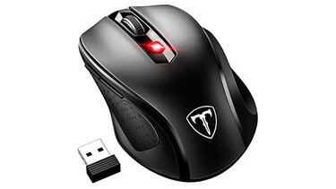 Un teclado, un ratón, un soporte y más accesorios para trabajar con el portátil