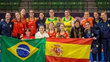 Las integrantes de las selecciones de p&aacute;del de Espa&ntilde;a y Brasil posan tras su eliminatoria en los Campeonatos del Mundo de P&aacute;del de Doha.