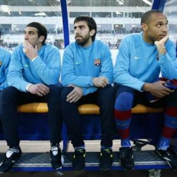 Oleguer junto a Henry y Pinto en el banquillo
