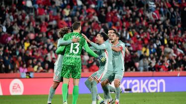 Los jugadores del Atlético celebran el pase de Oblak.