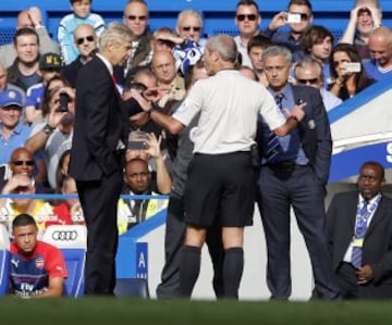 Wenger y Mourinho se enzarzaron en la banda cuando el galo se dirigió a Mourinho tras una feísima entrada de Cahill a Alexis.