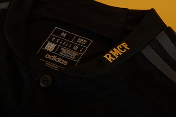 Negra con detalles amarillos, as赤 es la tercera equipaci車n del Real Madrid