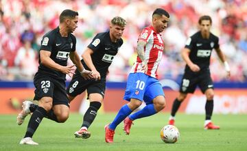 Angel Correa con el balón. 