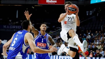 GRAF5143. MADRID, 25/10/2018.- El base del Real Madrid Sergio Llull (d), y el alero montenegrino del Buducnost Filip Barovic (i), durante el partido de Eurliga que ambos equipos disputan hoy en el WiZink Center, en Madrid. EFE/ Juanjo Martín PUBLICADA 26/10/18 NA MA30 4COL