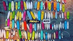 Tablas de surf de todos los tama&ntilde;os y colores vistas desde el aire. 