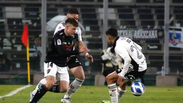 El jugador de Palestino Bruno Barticciotto, al centro, juega el balón contra Colo Colo durante el partido por la Primera División disputado en el estadio Monumental.
Santiago, Chile.
14/08/2022