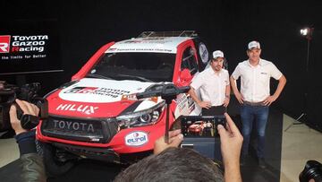 Alonso y Coma junto al Toyota del Dakar en la presentaci&oacute;n del equipo en Salou.