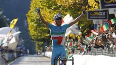 Vincenzo Nibali celebra su victoria en la 109&ordf; edici&oacute;n del Giro de Lombardia en 2015.