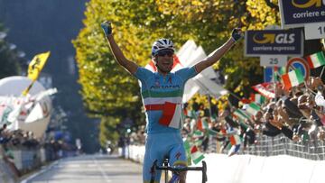 Vincenzo Nibali celebra su victoria en la 109&ordf; edici&oacute;n del Giro de Lombardia en 2015.