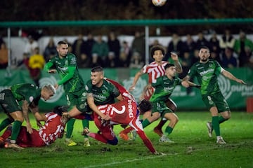 Jugada del penalti que comete Pol Bueso a José María Giménez.