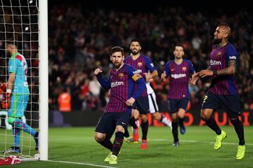 El jugador del Barcelona Messi celebra el 2-1 al Rayo Vallecano de penalti. 