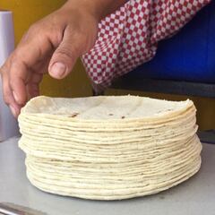 ¿Por qué esta incrementando el precio de la tortilla, cuánto cuesta actualmente y qué dijo AMLO al respecto?