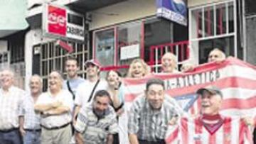 <b>CARIÑO. </b>Los hinchas rojiblancos posaron en la puerta de la peña.