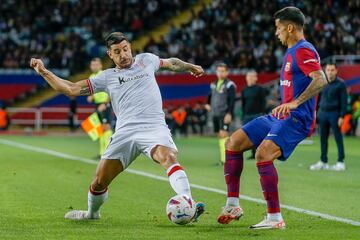 Yuri Berchiche ante Joao Cancelo.