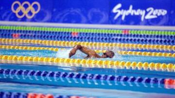 Eric Moussambani, de Guinea Ecuatorial, nunca se había metido a una alberca olímpica. Recibió una invitación del Comité Olímpico Internacional para participar en Sídney 2000, cita para la cual entrenó en una piscina de 12 metros de largo, 38 menos que en la que competiría. En su hit eliminatorio, sus rivales fueron eliminados por salida en falso. Moussambani se quedó solo en la competencia y se lanzó al agua para completar los 100 metros libres. Al final, lo hizo, pataleando, exhausto, en un minuto y cinco segundos más que el holandés Van der Hoogenband, campeón de la prueba.