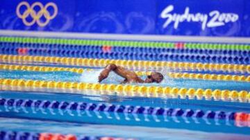 Eric Moussambani, de Guinea Ecuatorial, nunca se había metido a una alberca olímpica. Recibió una invitación del Comité Olímpico Internacional para participar en Sídney 2000, cita para la cual entrenó en una piscina de 12 metros de largo, 38 menos que en la que competiría. En su hit eliminatorio, sus rivales fueron eliminados por salida en falso. Moussambani se quedó solo en la competencia y se lanzó al agua para completar los 100 metros libres. Al final, lo hizo, pataleando, exhausto, en un minuto y cinco segundos más que el holandés Van der Hoogenband, campeón de la prueba. 