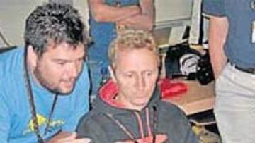 <b>HACHAZO. </b>Schwantz explica a nuestro enviado especial el adelantamiento de las imágenes de abajo.