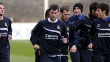 <b>BACHE. </b>Los jugadores de la Real no pasan por su mejor momento físico de la temporada.