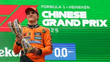 SHANGHAI (China), 23/03/2025.- Winner McLaren driver Oscar Piastri poses with the trophy on the podium after the 2025 Formula 1 Chinese Grand Prix at the Shanghai International Circuit in Shanghai, China, 23 March 2025. (Fórmula Uno) EFE/EPA/ALEX PLAVEVSKI