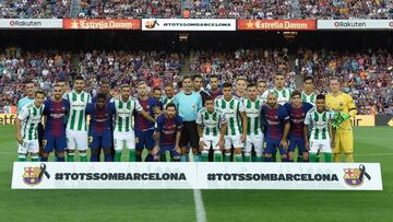 Barcelona and Betis's football players pose together after paying tribute to the victims of the Barcelona and Cambrils attacks before the Spanish league footbal match FC Barcelona vs Real Betis at the Camp Nou stadium in Barcelona on August 20, 2017.
Drivers have ploughed on August 17, 2017 into pedestrians in two quick-succession, separate attacks in Barcelona and another popular Spanish seaside city, leaving 14 people dead and injuring more than 100 others. / AFP PHOTO / LLUIS GENE