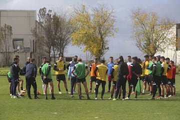 Los jugadores del Extremadura, durante una charla en la sesi&oacute;n de entrenamiento.