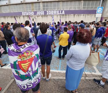 Cerca de 300 personas se concentran contra el nuevo escudo del Real Valladolid