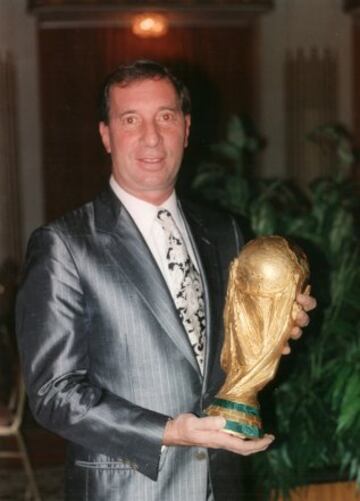 Bilardo sostiene el trofeo de campeón del mundo que consiguió como seleccionador de Argentina en 1986.