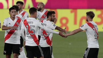 River&#039;s Plate players celebrate defeating Godoy Cruz at the end of their Argentina First Division 2020 Liga Profesional de Futbol tournament match at Libertadores de America stadium, in Avellaneda, Buenos Aires Province on December 05, 2020. (Photo by ALEJANDRO PAGNI / AFP)