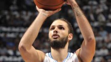 Evan Fournier lanza un tiro libre durante el partido ante los Washington Wizards.