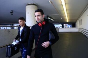 Mauricio Isla en su llegada al aeropuerto de Schwechat junto a Eduardo Vargas.