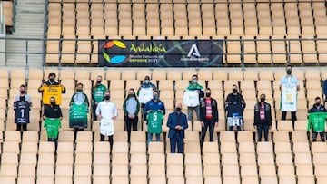 Javier Imbroda, junto a varios deportistas presentes en el acto. 