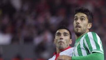 Reyes, jugador del Sevilla, disputa el balón a Didac Vilà, en el partido que enfrentó a su equipo contra el Betis.