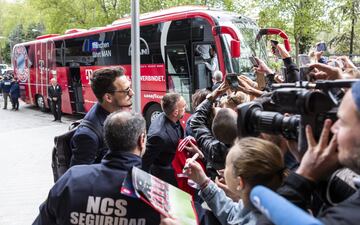 Hummels y Ribery atienden a los seguidores del Bayern en las puertas de su hotel. 