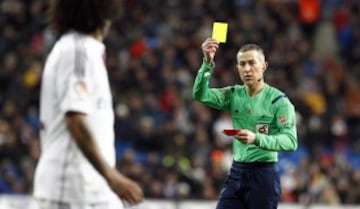 El árbitro Iglesias Villanueva mostró la cartulina amarilla a Marcelo. El brasileño no podrá jugar el derby por acumulación de tarjetas.