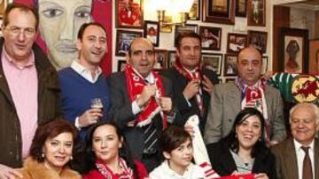 <b>ILUSIONADOS. </b>La peñas sevillistas de Madrid Santa Justa y Nervi-on-Line ven a su equipo en la final.